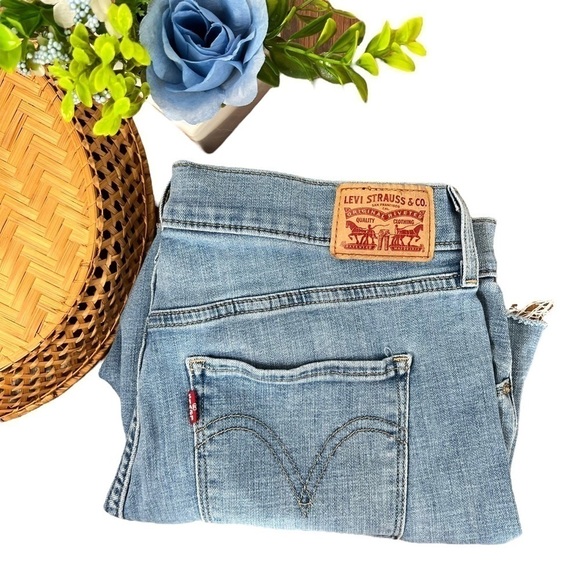 Levi Strauss & Co Distressed Cut Off Light Wash Denim Women's Jean Shorts Sz 12 - Picture 16 of 16